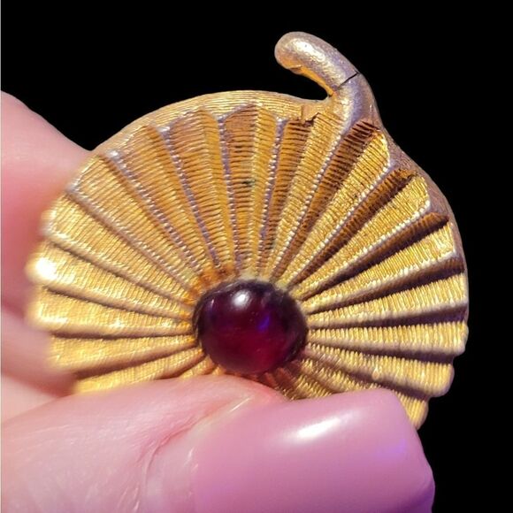 60's Vintage Houbigant Solid Perfume Compact with Chantilly Red Cabochon - Picture 11 of 12